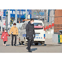 內蒙古：武漢肺炎持續擴散，市民紛紛戴上口罩外出。（中新社圖片）