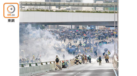 本港過去大半年因政府修例而暴力示威不斷，社會動盪。
