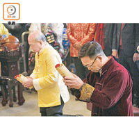劉業強（右）昨到車公廟為香港求籤祈福，但只求得中籤。（黃仲民攝）