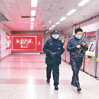 上海地鐵站人流稀疏，工作人員均戴上口罩。（美聯社圖片）