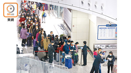 西九高鐵站所有入境人士均需填寫健康申報表。（何天成攝）