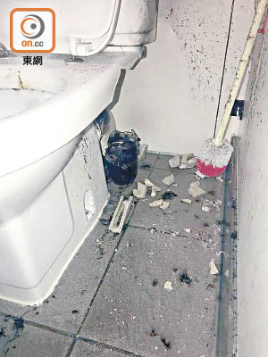 男廁內遺下疑似盛載爆炸品的器皿。