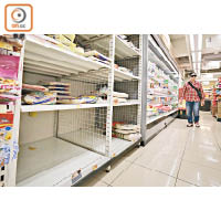 本港近日有超級市場的即食麵、罐頭及食米等被搶購，貨架近一掃而空。（羅錦鴻攝）