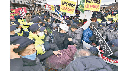 南韓<br>南韓民眾抗議撤僑隔離中心的選址，與警衝突。（美聯社圖片）