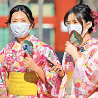 日本<br>日本東京民眾戴口罩防疫。（美聯社圖片）