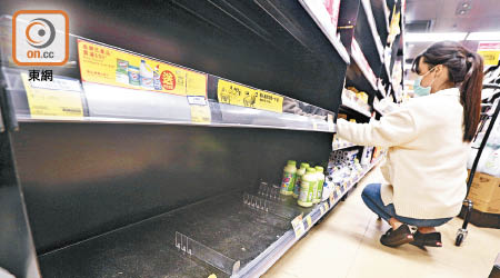 超市糧油食品等供應充足，惟消毒產品一補貨即被掃清。（何天成攝）