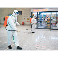 長春龍嘉機場工作人員正在進行消毒。（中新社圖片）