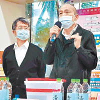 韓國瑜（右）建議在高雄興建大型肺炎患者收容所。（中時電子報圖片）