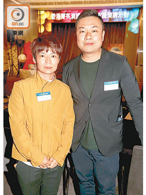 來自山東嘅傑青耿曉靈（左）同傑出青年協會主席趙傑文（右）一齊出席講座。（徐家浩攝）