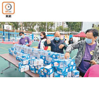 大埔三水同鄉會禤景榮學校昨免費派發八千八百個口罩。（李華輝攝）