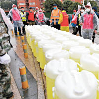 福州向湖北省運送救援物資。