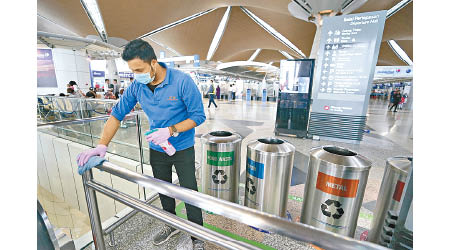 馬來西亞吉隆坡國際機場人員加強清潔。（美聯社圖片）