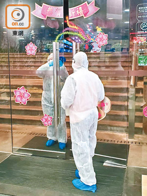 青衣灝景灣爆確診<br>灝景灣商場有穿着全身防護衣的清潔工人在多處消毒。（袁以諾攝）