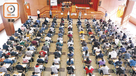 應屆中學文憑試有五萬多名考生，教育局稱要月底才公布最終考試安排。
