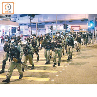 堅尼地城<<br>近百名防暴警在堅尼地城戒備。（袁志豪攝）
