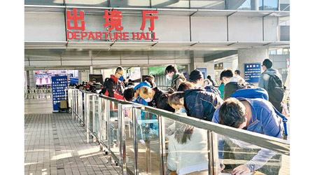 部分市民趁未實施強制檢疫時趕返香港。