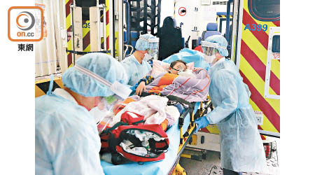 男童送院時需戴上氧氣罩幫助呼吸。（林耀康攝）