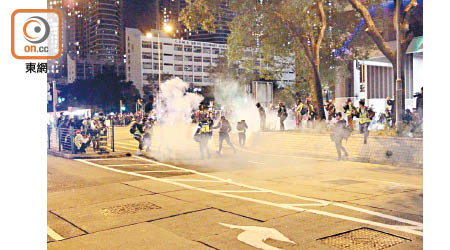 防暴警員驅趕示威者，施放至少一枚催淚彈。