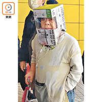 市民自救：全城一罩難求，有市民自製紙盒頭罩防疫。
