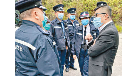 鄧炳強（右一）先後視察三個隔離營，了解警員的工作環境。