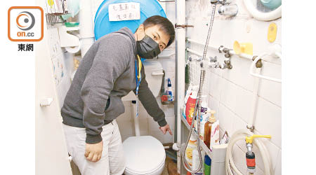 一名祥華邨居民指糞渠排氣管曾被改裝。（陳嘉順攝）