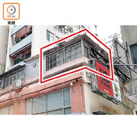 偉晴閣二樓平台最邊緣的單位（紅框示）有兩女住戶在家居接受隔離。（朱先儒攝）