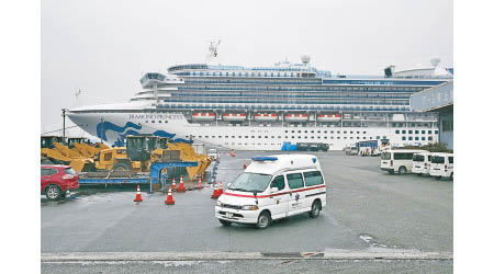 救護車到鑽石公主號郵輪上載走不適旅客。（美聯社圖片）