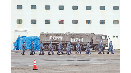日本自衞隊出現在橫濱碼頭巡邏。