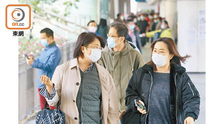 專家呼籲健康市民應時刻在公眾場所佩戴外科口罩。