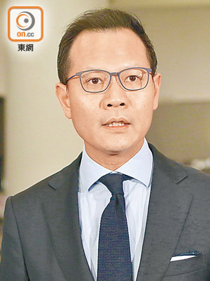 郭榮鏗被多名政界人士批評曾多次到美國「唱衰香港」。