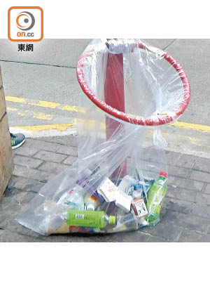 公共街道的部分垃圾桶僅用垃圾膠袋取代，存在播毒風險。