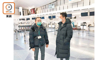 曾國衞（左）在羽田機場遇上鄭泳舜（右），向對方輕拍膊頭及慰問的事件被政治化。