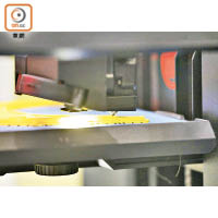 理大利用三維打印機打印面罩構架。