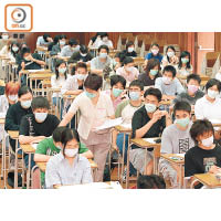 2003年<br>考試時要戴上口罩。