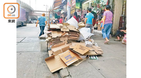 政府每年預留不少於三億元推行廢紙回收服務計劃。
