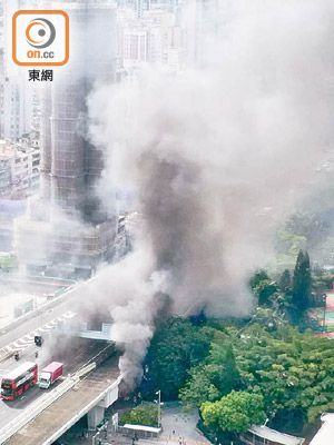 當日火勢猛烈，濃煙攻上天橋，交通亦受影響。