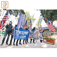 油麻地：有遊行市民高舉美國國旗。（袁志豪攝）