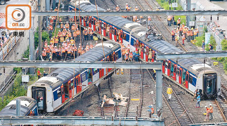 東鐵線紅磡站去年九月中有列車出軌，車身斷成兩截。