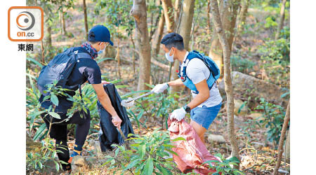 參加者走入林間清理垃圾，斥責有市民「以為丟入啲冇人見到就得」。