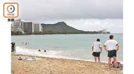 夏威夷沙灘遭塑膠廢物污染，檀香山進一步限制使用塑膠製品。