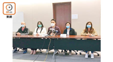 郭偉強（左三）及香港美容健體專業人員總會主席許慧鳳（左四）冀業主能與商戶共度時艱。