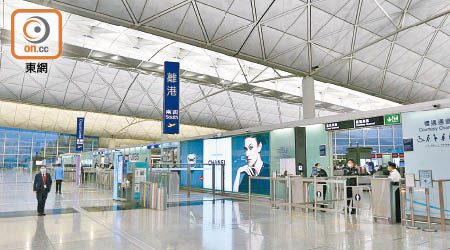 香港國際機場內的人流稀少。（余宏基攝）