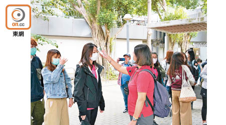 旅行社稱會為每位團友量度體溫及派發口罩。