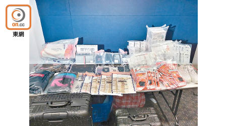 警方展示現金、錶及口罩等贓物。（張開裕攝）