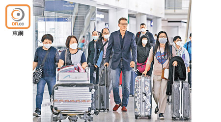 在香港國際機場仍見到有外國訪客不戴口罩。