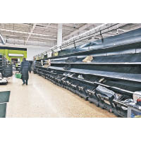 英國：倫敦的超市內果菜貨架，產品幾近清空。（美聯社圖片）