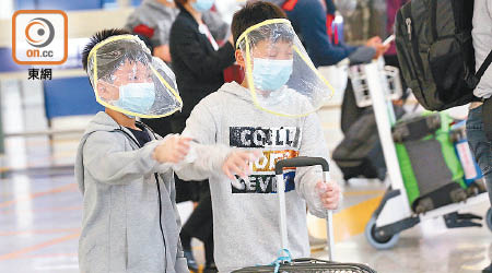 香港<br>除口罩外，有家長為子女準備面罩，以免受感染。