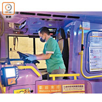 清潔人員清潔消毒城巴車廂及司機所屬位置。
