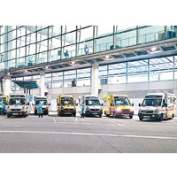大批救護車在機場戒備。