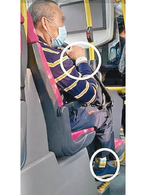 網民發現戴手帶及腳環的人士，竟現身在巴士上。